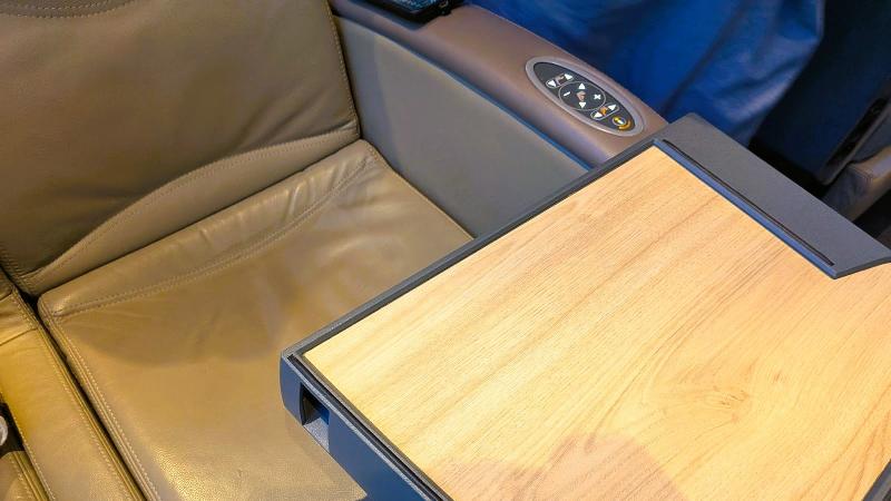 座席のひじ掛けの下あたりにテーブルが格納されています