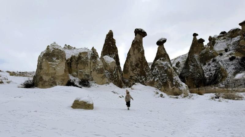 カッパドキアの奇岩群（妖精の煙突）でのひとコマ