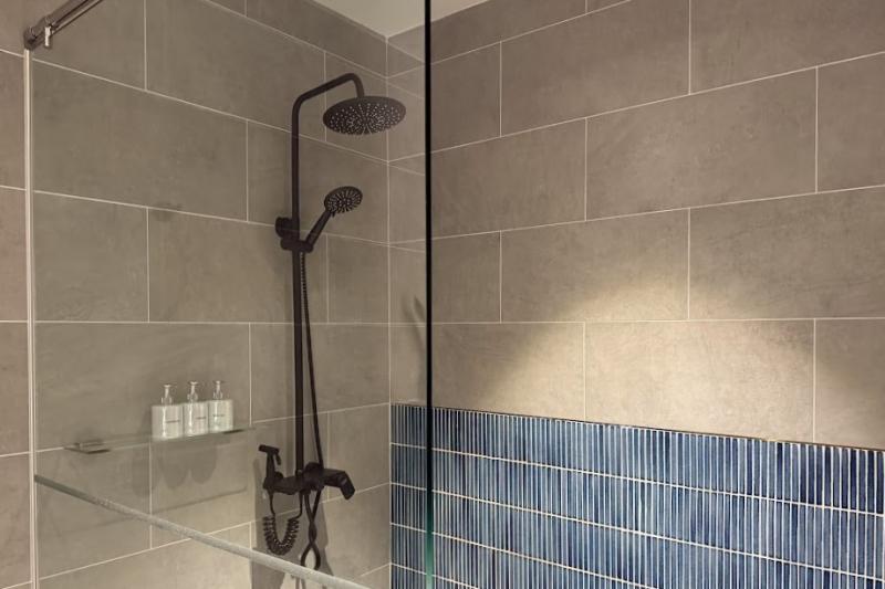 お手洗いにはシャワーブースも