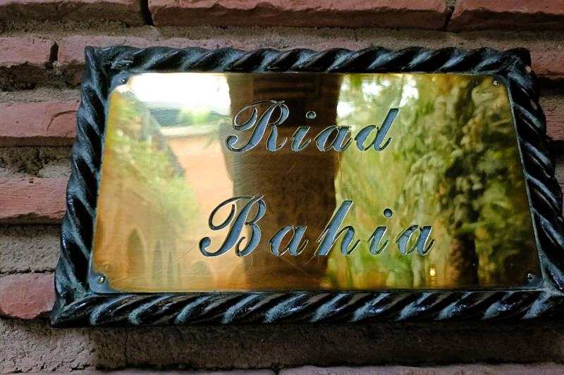 5つの建物の各々に名前があります。こちらは、「リヤド バイア」という名前の付いた建物のサインです。