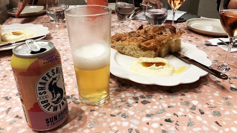 カルフォルニア産ビール。ローズマリーのフォカッチャとホイップリコッタ