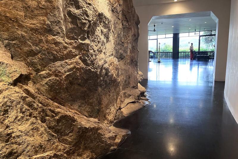 岩肌を活かした通路