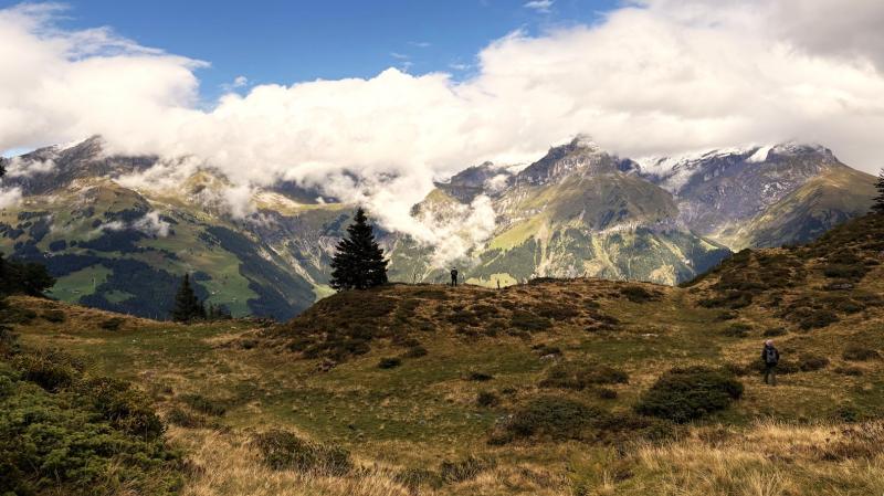 雲間からは山頂の氷河が見えてきました！