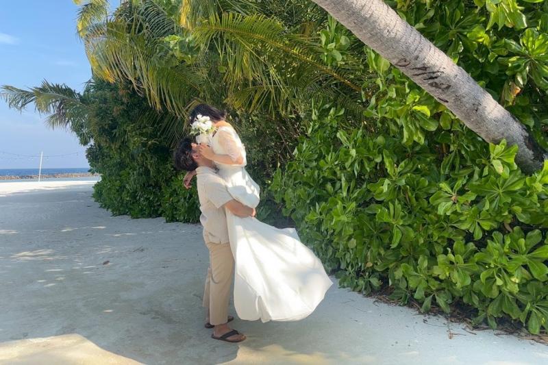 モルディブでのセルフウェディングフォト。どこで撮っても映えるから、自分達で撮ってみたらいい感じに撮れました！