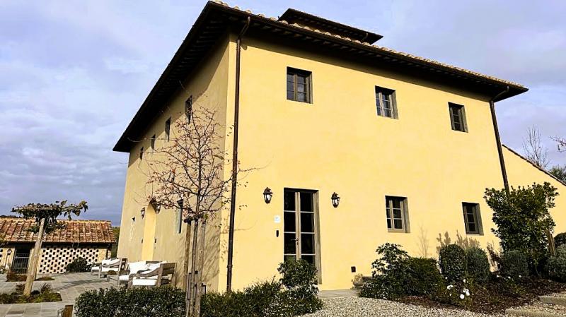 外観は、景色の邪魔をしないようなシンプルな佇まい