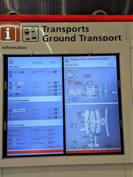 空港の到着ゲートを出ると、各乗り場がどこにあるのか電光掲示板で確認できるので安心
