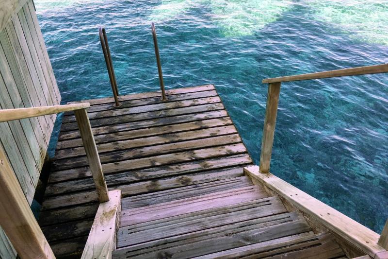 もちろん、海に降りる階段も用意されています