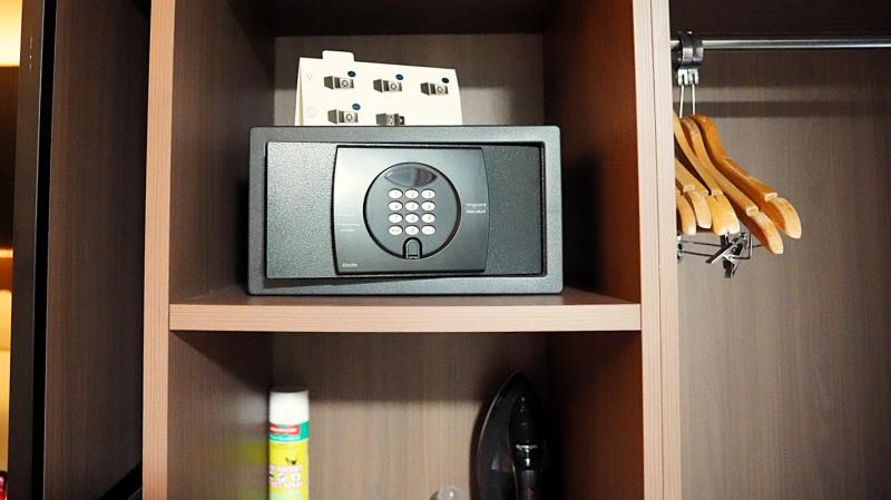 セーフティボックスも完備された便利なクローゼット 