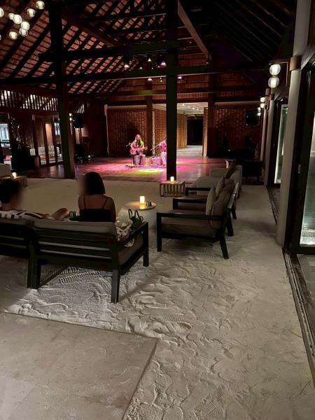 夜のバーでのライブ