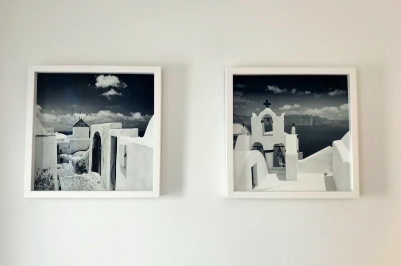 サントリーニ島出身の画家さんの島の絵は各部屋に飾られています