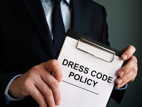 ●ドレスコードをチェックしましょう 水中レストランでは基本的にドレスコードがあり、「スマート・カジュアル」が推奨されています。女性は、ワンピースやブラウスにスカートを合わせた服装、男性はジャケットにチノパンを合わせた服装がおすすめです。男女ともにデニム生地のものや、露出が多い服装、サンダルといったカジュアルすぎるものは避けるようにしましょう。