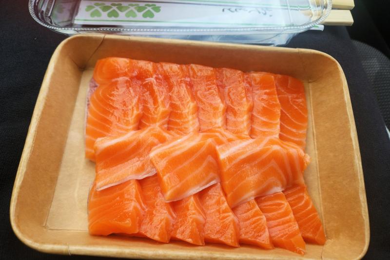 マウントクックへ向かう道中、サーモン専門店「ハイカントリーサーモン（High country salmon）」で、サーモンをテイクアウトしました。ニュージーランドの大自然の地形で絶賛車酔いしていたので2切程しか食べられませんでしたが、身がしっかりしており美味しかったです。