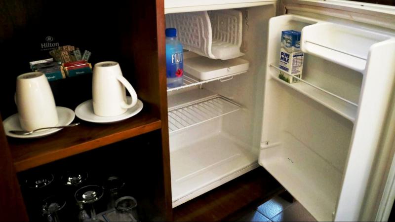 スペースが十分ある冷蔵庫。購入された飲み物を冷やせます