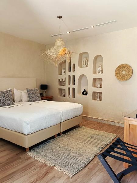 ベッドルームは全体的に白く清潔感があります