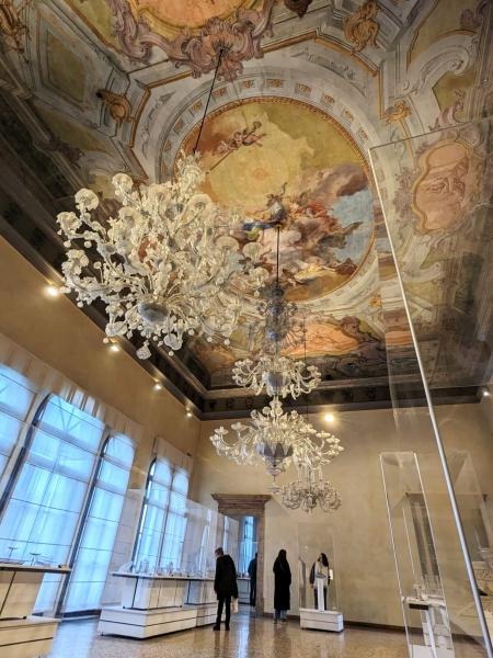 ガラス博物館の天井画とシャンデリア（ベネチアの離島・ムラーノ島）