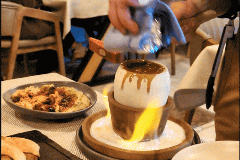 本場の壷焼きケバブ。その場で壺を割ってくださるパフォーマンス