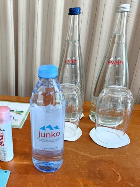 なんと名前入りのevianボトルもおかれていました。「junko」と書いてあります！