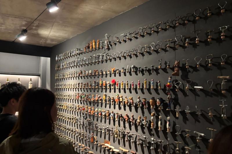 デザイン性豊かなコルクとコルク抜きの展示