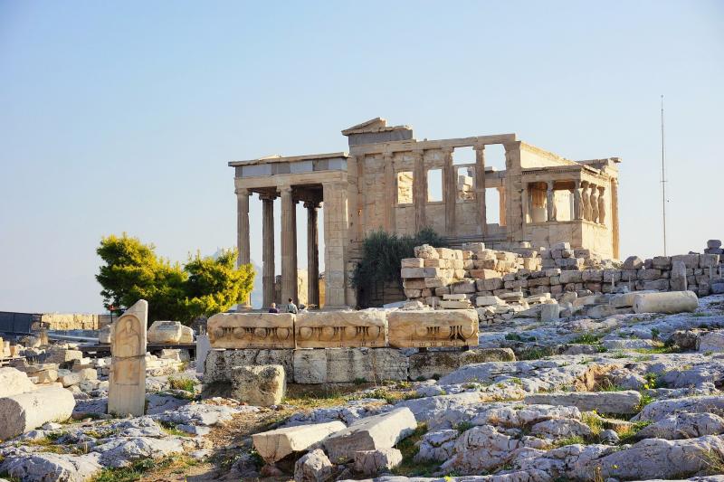 アテネギリシャの玄関口アテネ。近代的な建物が立ち並ぶ首都でありながら、古代遺跡が混在しています。世界遺産にも登録されるパルテノン神殿のそびえるアクロポリスは必見！