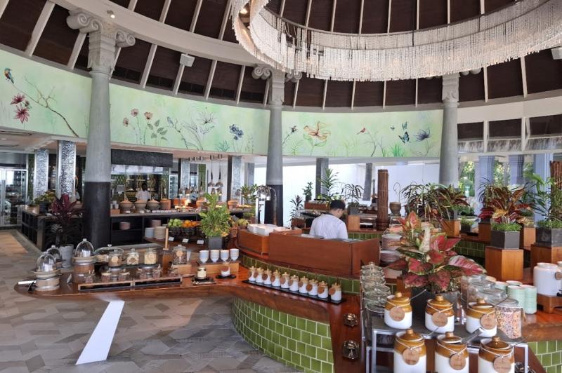 天井が高く圧迫感のないビュッフェスペース