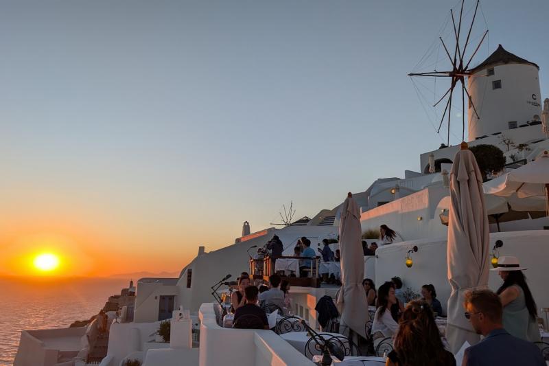 サントリーニ島で夕日を眺める至福の時