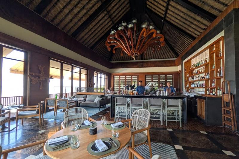 天井が高く窓も大きいため、室内でも開放感があります