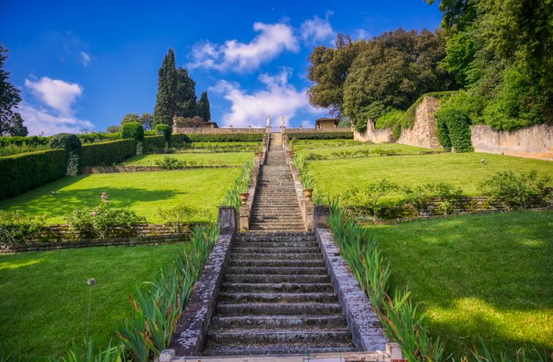 バルディーニ庭園ドゥオーモから徒歩約20分。丘の上に位置するバルディーニ庭園は、中世の城壁にもほど近い場所に広がる、静かな雰囲気の庭園です。壮大なバロック様式の階段を持つイタリア式庭園や、エキゾチックな植物が植えられたアングロ・チャイニーズ・ガーデンなど、性格の異なる3つの庭園が楽しめます。春には藤棚のトンネルが見頃を迎え、フィレンツェの街を見下ろしながら、ゆっくりと散策できるでしょう。
