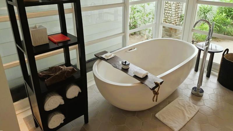 開放的なバスタブ