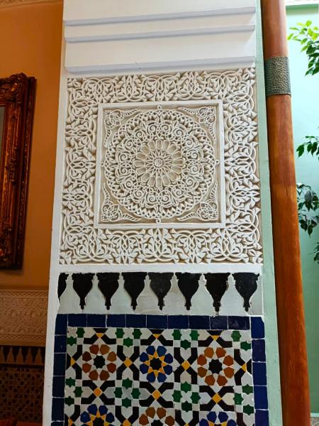 アラベスク模様とゼリージュの壁