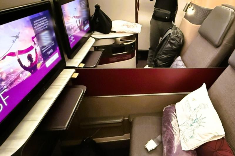 こちらが、カタール航空での半個室のビジネスクラスです！ Wi-Fiはスターリンク、アメニティはディプティック。パジャマまで貰えて、寝る時は座席にシーツまで敷いていただきました。お食事も美味しく、移動まで楽しむことができました。
