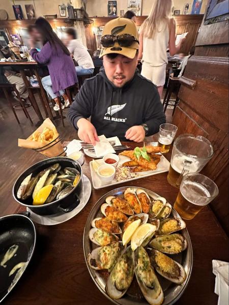 The Occidentalのパブでムール貝の蒸しと焼き料理を堪能