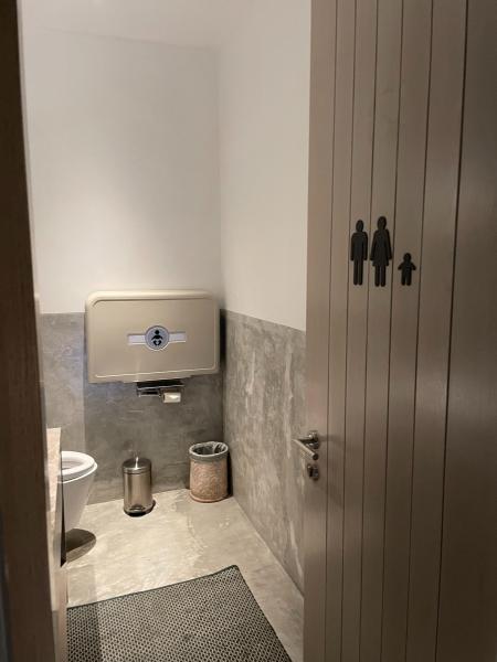 トイレには、おむつ交換台とおむつポット常備！
