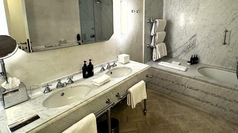 バスタブが備わるバスルーム