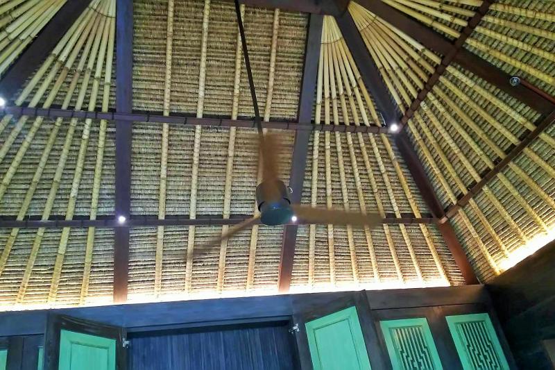 リビングの屋根は、バリの伝統的な屋根材“アランアラン”を使用しています