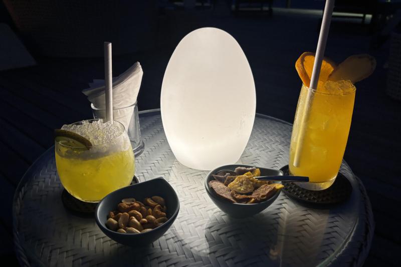 夜のサンドバー。卵形のライトがかわいいのとドリンクがとても美味しかったです！ 必ずナッツなどが自動的についてきました