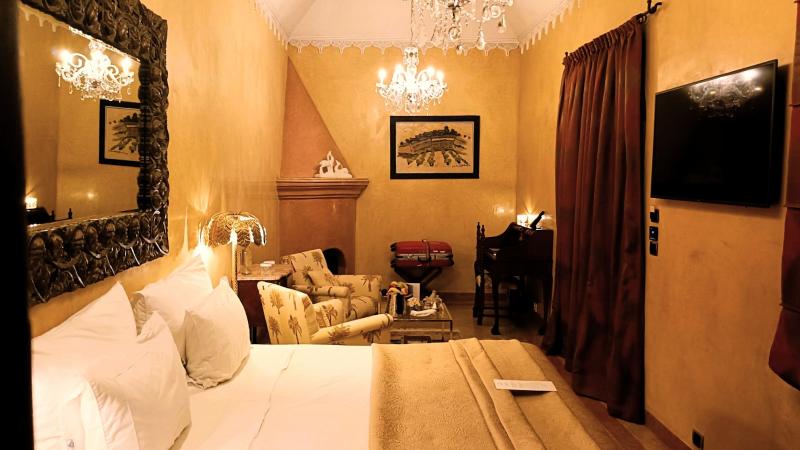 ベッドルーム。ソファ、デスク、暖炉もあり、シャンデリアが素敵！