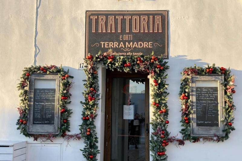 クリスマス前で華やかな装飾のレストラン入口