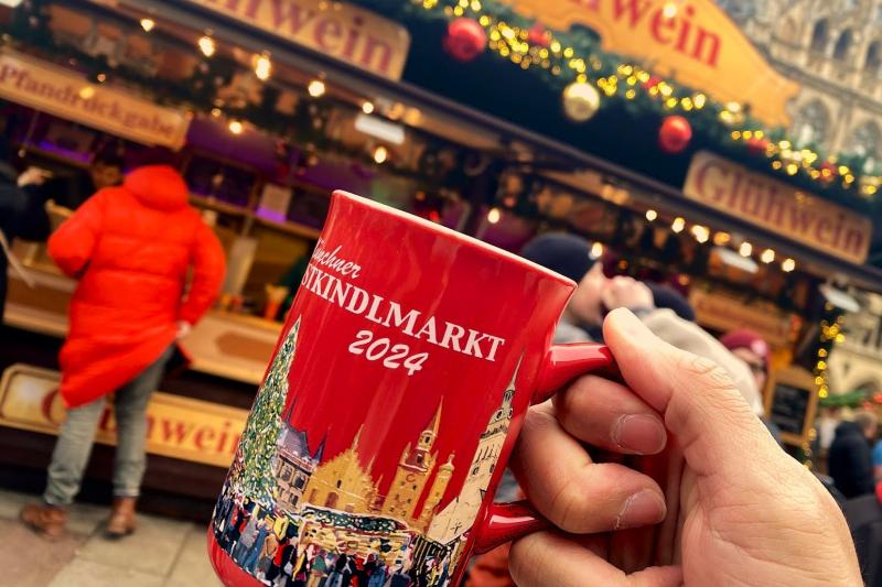 都市の名前と年が入ったマグカップです。ちなみに、マグカップを購入したお店に返却すると、マグカップ代を返金してもらえるので、純粋に飲み物だけ楽しむこともできます。持ち帰るためのジップロックや、ベタベタするのでウェットティッシュを持っていくのもおすすめです。