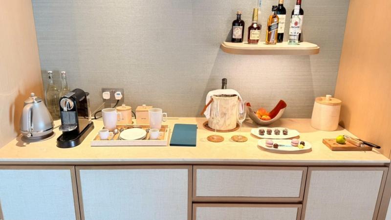 お部屋のお酒たち。冷蔵庫にはドリンクも。シュノーケリング後に飲んだスプライトが美味すぎた！