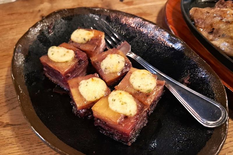 蒸し焼きにした柔らかい豚肉