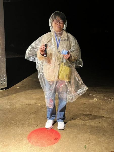 雨が降ってきたので配られたポンチョを着用