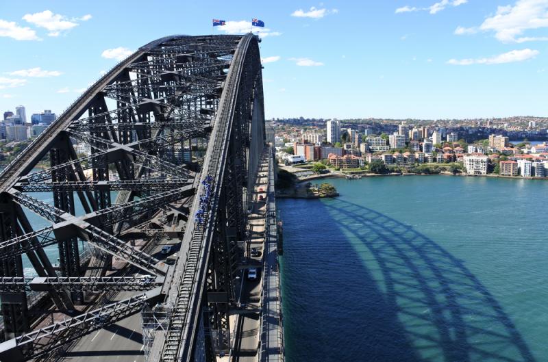 【ハーバーブリッジ】オペラハウスに次いで、シドニーのランドマークであるハーバーブリッジ。歩道もあるので、橋の上から壮大な景色を眺めることも。ブリッジクライムという、橋のアーチ部分を頂上まで登るアクティビティはアクティビティ好き必見です。