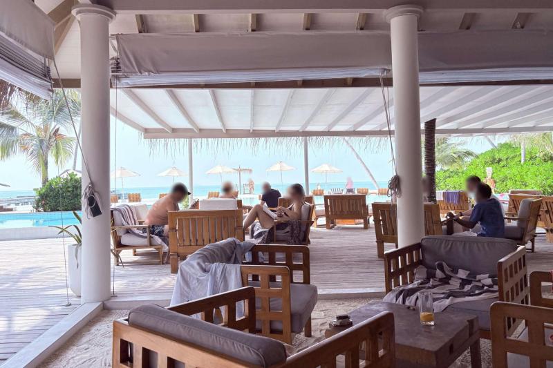 プールで小さいお子さんが泳いでたり、日光浴したり、バーで昼からお酒飲んでまったりしたりと、宿泊者それぞれの楽しみ方をしていました