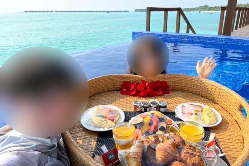 お部屋のプールでフローティングブレックファースト（モルディブ）