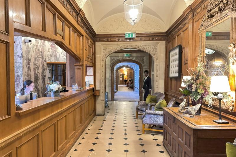 レセプションでチェックイン