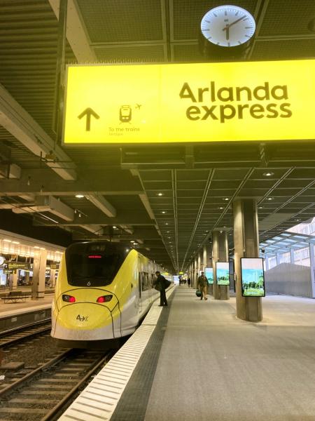 ストックホルムの空港行きの列車（アーランダ エクスプレス）