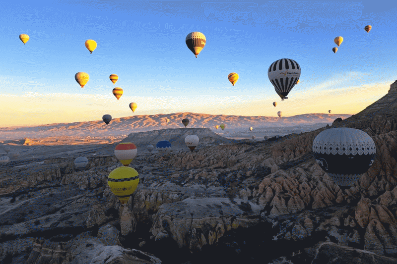 気球が舞う幻想的な風景（カッパドキア）