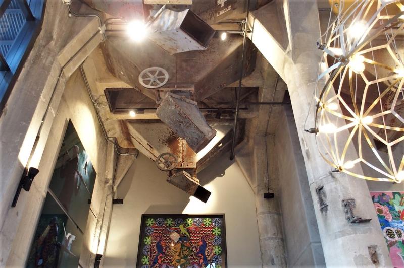 高い天井には穀物倉庫時代の機械の流入口がオブジェとして残されています