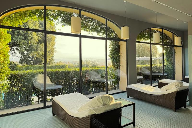 壮大な景色を望む休憩スペース