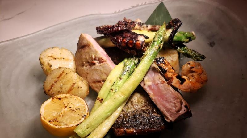 オーシャン料理（マグロやタコ、ホタテ、白身魚、エビなどの魚介を中心に、グリルした野菜も添えたシーフードプレート）